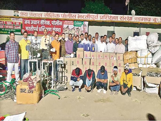 A fake liquor factory was set up at the police recruitment training center in Aurangabad | पोलीस भरती प्रशिक्षण केंद्राची पाटी लावून बिनधास्त थाटला बनावट दारूचा कारखाना A fake liquor factory was set up at the police recruitment training center in Aurangabad | पोलीस भरती प्रशिक्षण केंद्राची पाटी लावून बिनधास्त थाटला बनावट दारूचा कारखाना