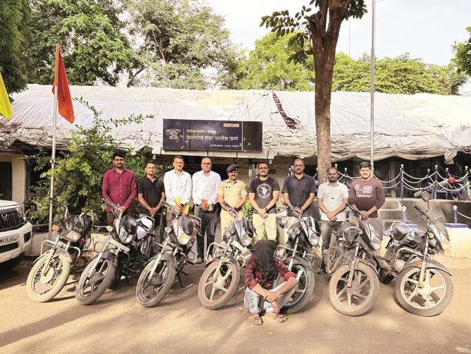 Stealing instead of sewing! Tailor becomes a bike thief to match his wife's income | शिवणकाम सोडून चोरीत तरबेज! बायकोच्या उत्पन्नाची बरोबरी करण्यासाठी टेलर बनला दुचाकीचोर Stealing instead of sewing! Tailor becomes a bike thief to match his wife's income | शिवणकाम सोडून चोरीत तरबेज! बायकोच्या उत्पन्नाची बरोबरी करण्यासाठी टेलर बनला दुचाकीचोर