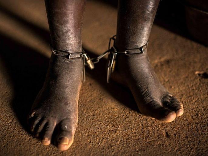 Annoying! Persecution of deaf and dumb workers by chains on dhaba; Charges filed against three | संतापजनक ! ढाब्यावर साखळदंडाने बांधून मूकबधिर कामगाराचा छळ; तिघांवर गुन्हा दाखल Annoying! Persecution of deaf and dumb workers by chains on dhaba; Charges filed against three | संतापजनक ! ढाब्यावर साखळदंडाने बांधून मूकबधिर कामगाराचा छळ; तिघांवर गुन्हा दाखल