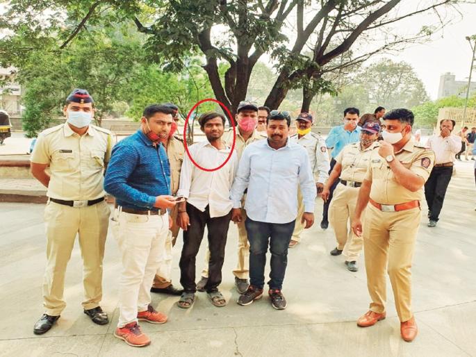 When a clerk who was declared dead by his relatives comes to the Commissionerate for self-immolation ... | नातेवाईकांनी मृत ठरविलेला लिपीक जेव्हा आत्मदहनासाठी आयुक्तालयात येतो... When a clerk who was declared dead by his relatives comes to the Commissionerate for self-immolation ... | नातेवाईकांनी मृत ठरविलेला लिपीक जेव्हा आत्मदहनासाठी आयुक्तालयात येतो...