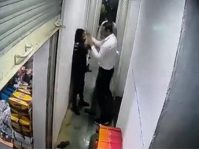 police beating youth due to using abuse words against him; The video went viral | शिवीदेताच पोलिसाची सटकली, तरुणाला काढले बदडून, व्हिडीओ व्हायरल police beating youth due to using abuse words against him; The video went viral | शिवीदेताच पोलिसाची सटकली, तरुणाला काढले बदडून, व्हिडीओ व्हायरल