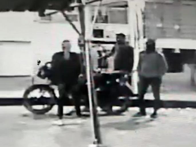 Thrilling! One lakh rupees was looted from a petrol pump at gunpoint | थरारक! पिस्तुलाच्या धाकावर पेट्रोल पंपावरील एक लाख रुपये लुटले Thrilling! One lakh rupees was looted from a petrol pump at gunpoint | थरारक! पिस्तुलाच्या धाकावर पेट्रोल पंपावरील एक लाख रुपये लुटले