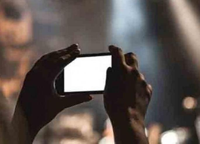 Crime against video maker of a woman | महिलेचा व्हिडिओ काढणाऱ्याविरुद्ध गुन्हा Crime against video maker of a woman | महिलेचा व्हिडिओ काढणाऱ्याविरुद्ध गुन्हा