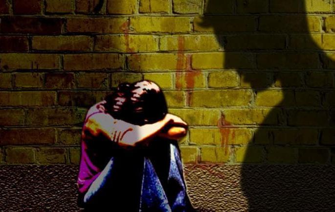 Sexual abuse of a young woman sleeping on the terrace of a house | घराच्या गच्चीवर झोपलेल्या तरुणीवर लैंगिक अत्याचार; आराेपीस अटक Sexual abuse of a young woman sleeping on the terrace of a house | घराच्या गच्चीवर झोपलेल्या तरुणीवर लैंगिक अत्याचार; आराेपीस अटक