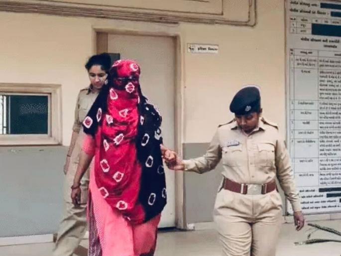 A woman in Gujarat Ahmedabad city has thrown acid on her husband over suspicion of infidelity | झोपेत बायकोने नवऱ्याच्या अंगावर टाकलं उकळतं पाणी; जीव वाचवण्यासाठी पळताच अॅसिड टाकून जाळले A woman in Gujarat Ahmedabad city has thrown acid on her husband over suspicion of infidelity | झोपेत बायकोने नवऱ्याच्या अंगावर टाकलं उकळतं पाणी; जीव वाचवण्यासाठी पळताच अॅसिड टाकून जाळले