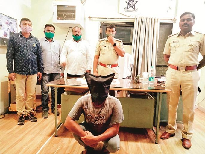 chase in Rain at Aurangabad; Chasing in the mud, the police seized cartridges from the youth along with a Gavathi katta | भरपावसातला थरार; चिखलात पाठलाग करत पोलिसांनी तरुणाकडून गावठी कट्ट्यासह काडतुसे पकडली chase in Rain at Aurangabad; Chasing in the mud, the police seized cartridges from the youth along with a Gavathi katta | भरपावसातला थरार; चिखलात पाठलाग करत पोलिसांनी तरुणाकडून गावठी कट्ट्यासह काडतुसे पकडली