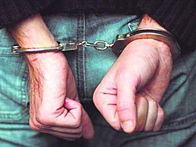Pune police raids trader's shop; Gutka worth Rs 8 lakh seized | व्यापाऱ्याच्या दुकानावर पुणे पाेलिसांचा छापा; आठ लाखांचा गुटखा जप्त Pune police raids trader's shop; Gutka worth Rs 8 lakh seized | व्यापाऱ्याच्या दुकानावर पुणे पाेलिसांचा छापा; आठ लाखांचा गुटखा जप्त