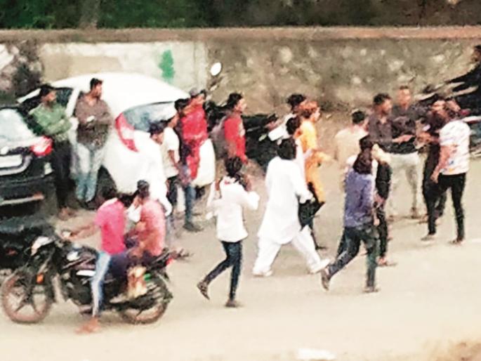 The two groups clashed and fled as soon as the police arrived; The second incident in the city in 48 hours | दोन गट आपसांत भिडले अन् पोलीस येताच पळून गेले; ४८ तासांत शहरातील दुसरी घटना The two groups clashed and fled as soon as the police arrived; The second incident in the city in 48 hours | दोन गट आपसांत भिडले अन् पोलीस येताच पळून गेले; ४८ तासांत शहरातील दुसरी घटना
