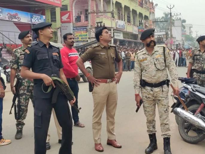 The robbers would now come out, the police waited in Bihar Bhojpur Axis bank; They escaped with a thump on their hands | दरोडेखोर आता बाहेर येतील, पोलीस डोकावत राहिले; ते हातावर तुरी देत बँकेतून निसटले The robbers would now come out, the police waited in Bihar Bhojpur Axis bank; They escaped with a thump on their hands | दरोडेखोर आता बाहेर येतील, पोलीस डोकावत राहिले; ते हातावर तुरी देत बँकेतून निसटले