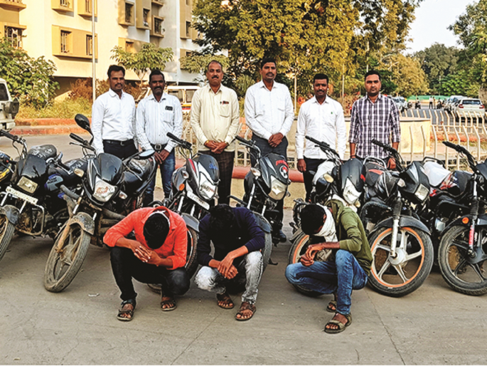 Three Thieves arrested for stealing motorbikes for Mumbai, Pune's girlfriends | सोशल मिडीयावरील मुंबई, पुण्याच्या गर्लफ्रेंडसाठी चोरायचे मोटारसायकली, चोरांची तिकडी जेरबंद Three Thieves arrested for stealing motorbikes for Mumbai, Pune's girlfriends | सोशल मिडीयावरील मुंबई, पुण्याच्या गर्लफ्रेंडसाठी चोरायचे मोटारसायकली, चोरांची तिकडी जेरबंद