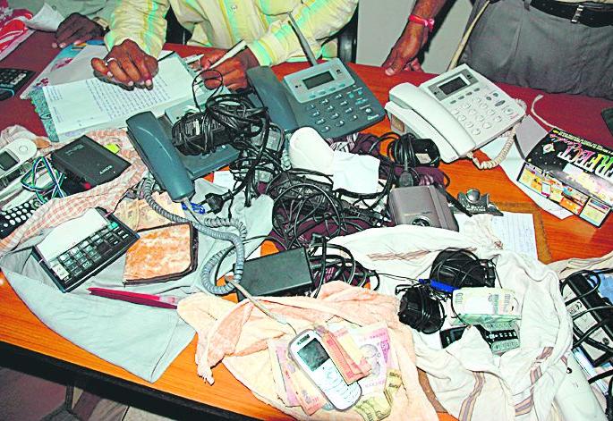 Print to the cricket betting station in Mapapurapur in Nagpur | नागपुरातील मानकापुरात क्रिकेट सट्टा अड्डयावर छापा Print to the cricket betting station in Mapapurapur in Nagpur | नागपुरातील मानकापुरात क्रिकेट सट्टा अड्डयावर छापा