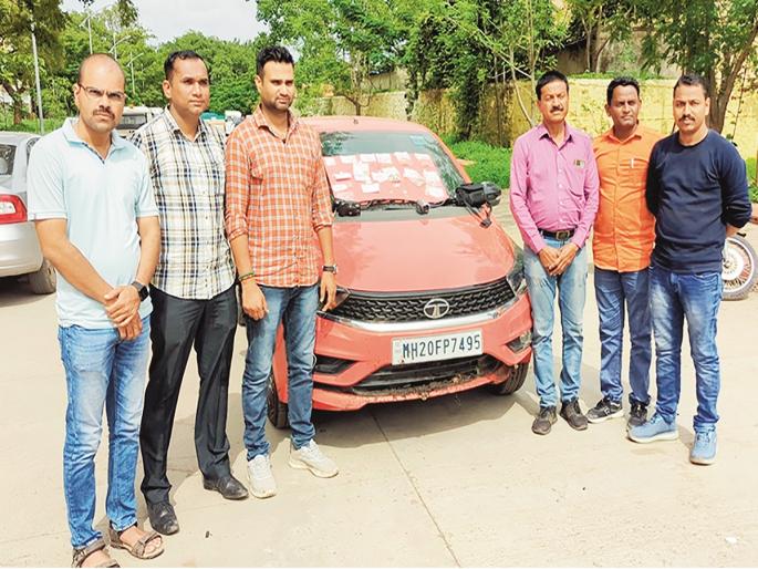 Cars stuck in mud and thieves found; After the burglary, they had gone to Mumbai for fun | चिखलात कार फसली अन चोरटे तावडीत सापडले; घरफोडीनंतर मौज करून निघाले होते मुंबईकडे Cars stuck in mud and thieves found; After the burglary, they had gone to Mumbai for fun | चिखलात कार फसली अन चोरटे तावडीत सापडले; घरफोडीनंतर मौज करून निघाले होते मुंबईकडे
