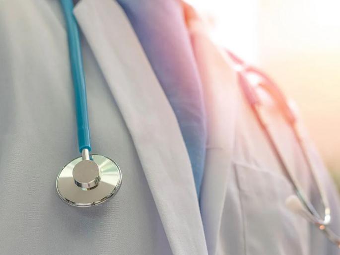 Angry doctor attacks patient in Bokaro, Bihar over non-payment | २०० रूपये फी न दिल्यानं डॉक्टर संतापला; रुग्णावर कैचीने हल्ला करत केले गंभीर जखमी