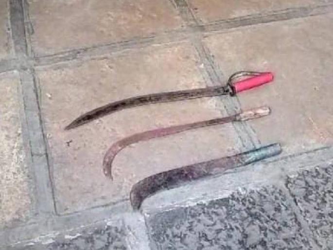 Sharp weapons were hidden in the medical! Both were taken into custody from Toraskar Chowk | मेडिकलमध्ये लपवून ठेवली होती धारदार शस्त्रे! तोरस्कर चौकातून दोघांना घेतले ताब्यात Sharp weapons were hidden in the medical! Both were taken into custody from Toraskar Chowk | मेडिकलमध्ये लपवून ठेवली होती धारदार शस्त्रे! तोरस्कर चौकातून दोघांना घेतले ताब्यात