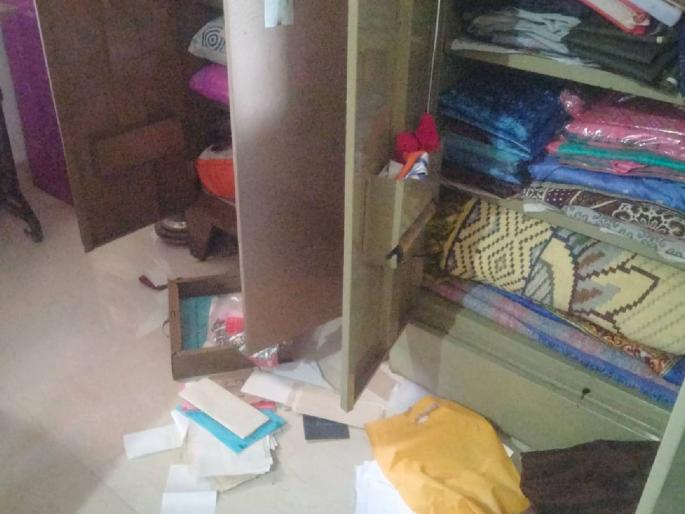 Came as a parcel man and looted instead of lakhs, | पार्सल मॅन म्हणून आला अन् लाखाचा ऐवज लंपास केला, नेर येथील घटना Came as a parcel man and looted instead of lakhs, | पार्सल मॅन म्हणून आला अन् लाखाचा ऐवज लंपास केला, नेर येथील घटना