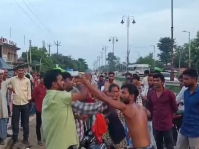 Uttar Pradesh crime News: Two groups clash over buying fish, each kicking and punching the other | मासे खरेदी करण्यावरून दोन गटांमध्ये तुफान राडा, एकमेकांना लाथा-बुक्क्यांनी मारले Uttar Pradesh crime News: Two groups clash over buying fish, each kicking and punching the other | मासे खरेदी करण्यावरून दोन गटांमध्ये तुफान राडा, एकमेकांना लाथा-बुक्क्यांनी मारले