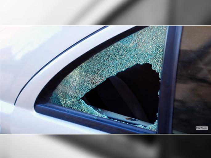 One and a half lakhs in cash looted in Nashik by breaking the glass of a four-wheeler | चारचाकी वाहनाची काच फोडून नाशिकमध्ये दीड लाखांची रोकड लंपास One and a half lakhs in cash looted in Nashik by breaking the glass of a four-wheeler | चारचाकी वाहनाची काच फोडून नाशिकमध्ये दीड लाखांची रोकड लंपास