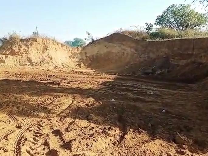 Forest guard beaten with ax for blocking tractor, obstruction of government work: case registered against three accused | ट्रॅक्टर अडविल्याने वनरक्षकाला कुऱ्हाडीच्या दांड्याने मारहाण, शासकीय कामकाजात अडथळा: तीन आरोपीवर गुन्हा दाखल Forest guard beaten with ax for blocking tractor, obstruction of government work: case registered against three accused | ट्रॅक्टर अडविल्याने वनरक्षकाला कुऱ्हाडीच्या दांड्याने मारहाण, शासकीय कामकाजात अडथळा: तीन आरोपीवर गुन्हा दाखल