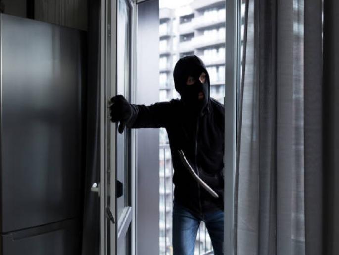 Went to Nashik with family for Devdarshan, thieves broke into house and stole property worth Rs. 3.5 lakh | कुटुंबासह नाशिकला देवदर्शनासाठी गेले, चोरट्यांनी घरफोडून साडेतीन लाखांचा ऐवज पळवला