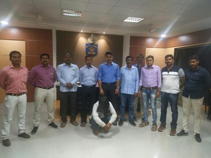 Ahmednagar, Master Mind Gajaad, a road block in Pune district | अहमदनगर, पुणे जिल्ह्यातील रस्तालूट टोळीतला मास्टर माइंड गजाआड Ahmednagar, Master Mind Gajaad, a road block in Pune district | अहमदनगर, पुणे जिल्ह्यातील रस्तालूट टोळीतला मास्टर माइंड गजाआड