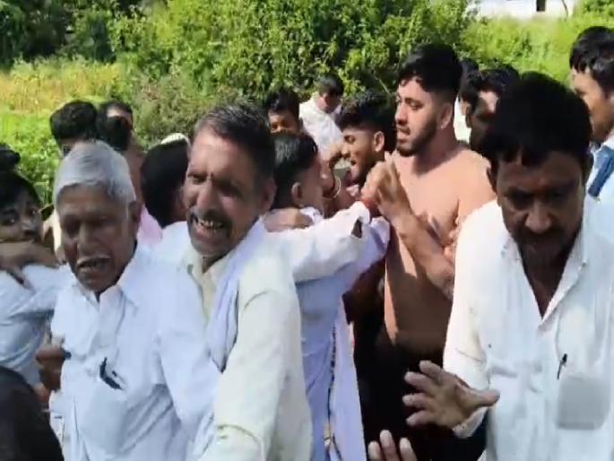 A scuffle broke out in front of the Tehsildar over clearing the road; Three people including the Sarpanch were injured | रस्ता मोकळा करण्यावरून तहसीलदारांसमोरच तुंबळ हाणामारी; सरपंचासह तीन जण जखमी