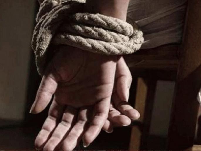 ex sarpanch was beaten and kidnapped for a ransom of Rs 20 lacks in Nanded | २० लाखांच्या खंडणीसाठी माजी सरपंचास हातपाय बांधून पोत्यात कोंबले ex sarpanch was beaten and kidnapped for a ransom of Rs 20 lacks in Nanded | २० लाखांच्या खंडणीसाठी माजी सरपंचास हातपाय बांधून पोत्यात कोंबले