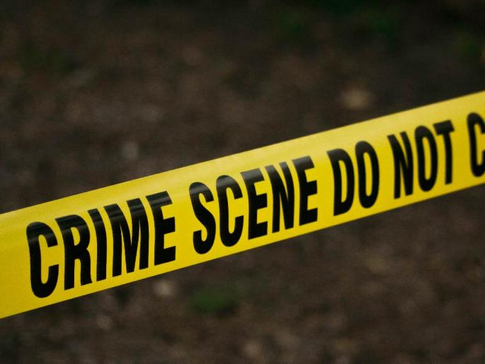 The young man was beaten with bats and stumps by the mob that surrounded him from the previous fight | पूर्वीच्या भांडणातून तरुणाला घेरुन जमावाकडून बॅट अन् स्टंपनं केली धुलाई The young man was beaten with bats and stumps by the mob that surrounded him from the previous fight | पूर्वीच्या भांडणातून तरुणाला घेरुन जमावाकडून बॅट अन् स्टंपनं केली धुलाई