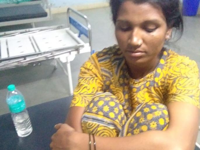 Kolhapur: An attempt to jump from the woman's bed to the building | कोल्हापूर : महिलेचा मुलासह इमारतीवरून उडी मारण्याचा प्रयत्न Kolhapur: An attempt to jump from the woman's bed to the building | कोल्हापूर : महिलेचा मुलासह इमारतीवरून उडी मारण्याचा प्रयत्न