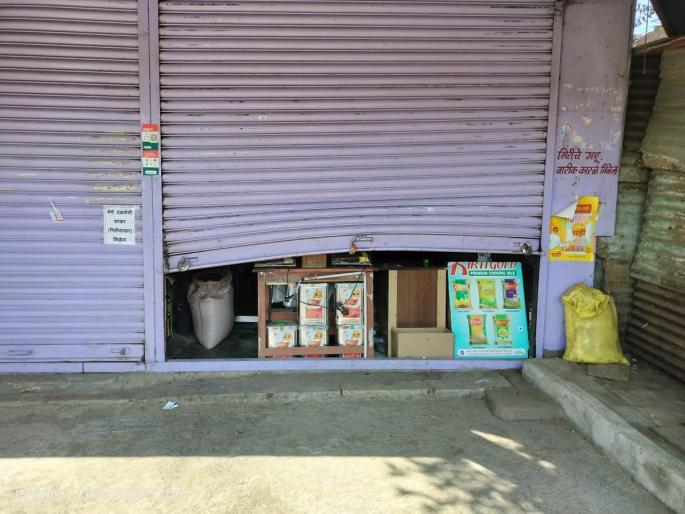 Latur: In Killarri, cherts ransacked a grocery shop, the incident of cherts was captured on CCSTV. | Latur: किल्लारीत चाेरट्यांनी किराणा दुकान फाेडले, चाेरीची घटना ‘सीसीसटीव्ही’त कैद Latur: In Killarri, cherts ransacked a grocery shop, the incident of cherts was captured on CCSTV. | Latur: किल्लारीत चाेरट्यांनी किराणा दुकान फाेडले, चाेरीची घटना ‘सीसीसटीव्ही’त कैद