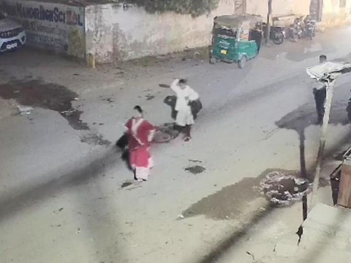 Came as a guest, acted as a bride and..., two women committed a shocking act in the wedding tent | पाहुण्या बनून आल्या,वऱ्हाडी बनून वावरल्या आणि..., लग्न मंडपात २ महिलांनी केलं धक्कादायक कृत्य  Came as a guest, acted as a bride and..., two women committed a shocking act in the wedding tent | पाहुण्या बनून आल्या,वऱ्हाडी बनून वावरल्या आणि..., लग्न मंडपात २ महिलांनी केलं धक्कादायक कृत्य