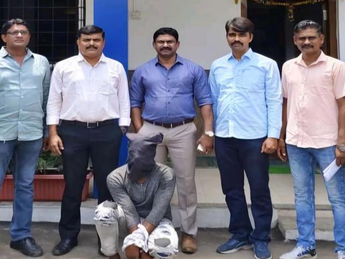 The hawker who fired the shot in the killings that took place over a dispute between hawkers was arrested in Punjab after 4 months. | फेरीवाल्यांच्या वादातून घडलेल्या हत्याकांडातील गोळी झाडणारा फेरीवाला पंजाब मधून ४ महिन्यांनी अटकेत The hawker who fired the shot in the killings that took place over a dispute between hawkers was arrested in Punjab after 4 months. | फेरीवाल्यांच्या वादातून घडलेल्या हत्याकांडातील गोळी झाडणारा फेरीवाला पंजाब मधून ४ महिन्यांनी अटकेत