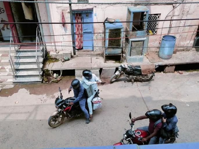 Axis Bank van robbed in Mirzapur; Cashiers, guards shot at, one dead UP Crime news | मिर्झापूरमध्ये अॅक्सिस बँकेच्या व्हॅनवर दरोडा; कॅशिअर, गार्डवर गोळ्या झाडल्या, एकाचा मृत्यू Axis Bank van robbed in Mirzapur; Cashiers, guards shot at, one dead UP Crime news | मिर्झापूरमध्ये अॅक्सिस बँकेच्या व्हॅनवर दरोडा; कॅशिअर, गार्डवर गोळ्या झाडल्या, एकाचा मृत्यू