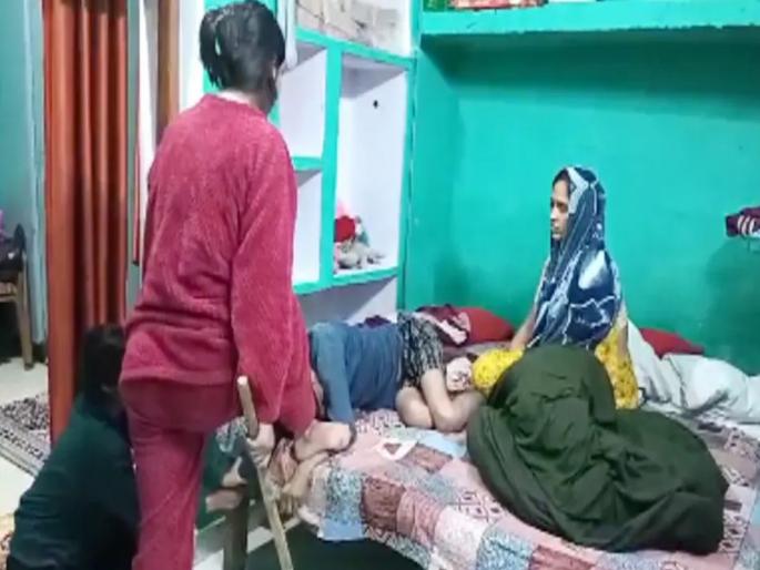 Question mark over Harendra Maurya death in Morena, Madhya Pradesh, video of him being beaten by his wife and daughters goes viral | पत्नीने पकडले पाय, एका मुलीने धरले हात, दुसरीने दांडक्याने बापाला मारले; आत्महत्येला नवं वळण Question mark over Harendra Maurya death in Morena, Madhya Pradesh, video of him being beaten by his wife and daughters goes viral | पत्नीने पकडले पाय, एका मुलीने धरले हात, दुसरीने दांडक्याने बापाला मारले; आत्महत्येला नवं वळण