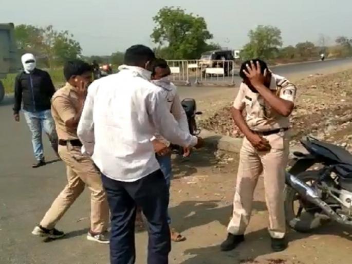 Shocking! Unmasked cyclist hurling stones at police; One employee was seriously injured | धक्कादायक ! विनामास्क फिरणाऱ्या दुचाकीस्वाराची पोलिसांवर दगडफेक; एक कर्मचारी गंभीर जखमी  Shocking! Unmasked cyclist hurling stones at police; One employee was seriously injured | धक्कादायक ! विनामास्क फिरणाऱ्या दुचाकीस्वाराची पोलिसांवर दगडफेक; एक कर्मचारी गंभीर जखमी
