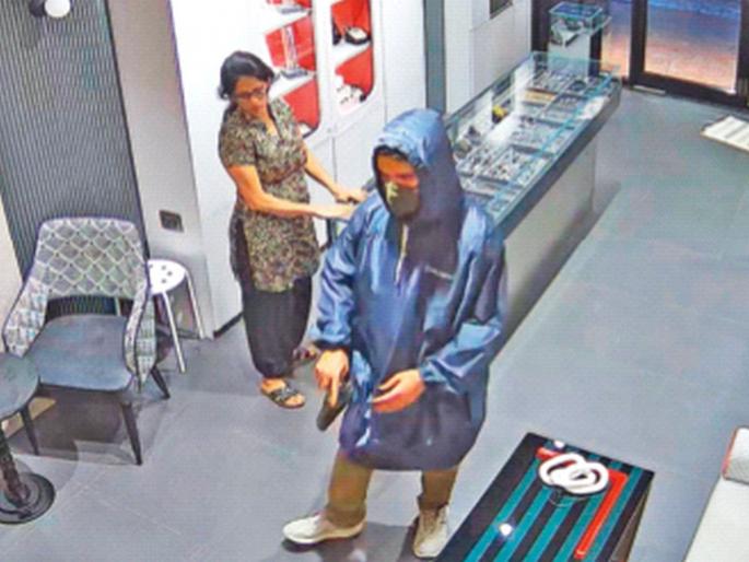 entered with a gun; said, give cash, diamond jewelry shops in Bandra | बंदूक घेऊन शिरला; म्हणाला, दे कॅश, डायमंड; वांद्रेच्या ज्वेलरी शॉपमधील थरारक प्रकार entered with a gun; said, give cash, diamond jewelry shops in Bandra | बंदूक घेऊन शिरला; म्हणाला, दे कॅश, डायमंड; वांद्रेच्या ज्वेलरी शॉपमधील थरारक प्रकार
