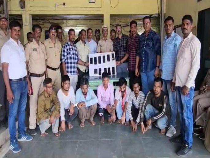 11 mobile phones stolen in 24 hours, railway police arrested seven people within few hours | २४ तासात ११ मोबाईलची चोरी, काही तासातच रेल्वे पोलिसांनी केली सात जणांना अटक 11 mobile phones stolen in 24 hours, railway police arrested seven people within few hours | २४ तासात ११ मोबाईलची चोरी, काही तासातच रेल्वे पोलिसांनी केली सात जणांना अटक