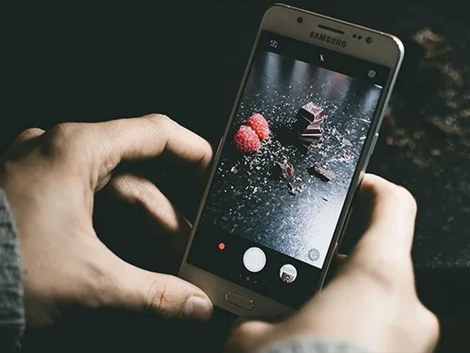 The office-bearers of the Lawyers' Association arrested the mentally deranged person who took pictures of a woman lawyer in the Bhiwandi court | Bhiwandi : भिवंडी न्यायालयात वकील महिलेचे फोटो काढणाऱ्या मानसिक विकृतास वकील संघटनेच्या पदाधिकाऱ्यांनी चोपले The office-bearers of the Lawyers' Association arrested the mentally deranged person who took pictures of a woman lawyer in the Bhiwandi court | Bhiwandi : भिवंडी न्यायालयात वकील महिलेचे फोटो काढणाऱ्या मानसिक विकृतास वकील संघटनेच्या पदाधिकाऱ्यांनी चोपले