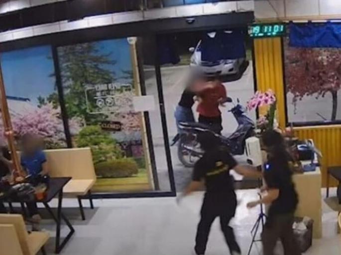 The young man was secretly filming, the black belt girl chased, caught and washed him | लपून व्हिडीओ बनवत होता तरुण, ब्लॅकबेल्ट तरुणीने केला पाठलाग, पकडलं आणि केली धुलाई The young man was secretly filming, the black belt girl chased, caught and washed him | लपून व्हिडीओ बनवत होता तरुण, ब्लॅकबेल्ट तरुणीने केला पाठलाग, पकडलं आणि केली धुलाई