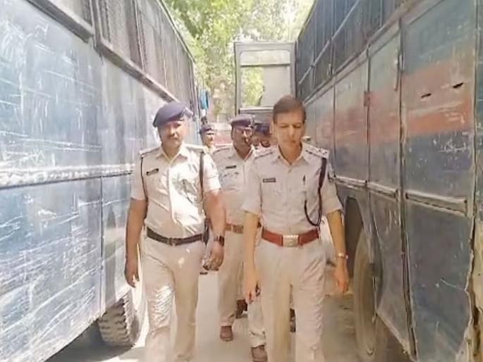 Crime: Three prisoners ran away with flagellation to the police | Crime: पोलिसांना झंडू बाम लावून पळाले तीन कैदी, भर बाजारात घडलेल्या प्रकाराने पोलिसांची नाचक्की Crime: Three prisoners ran away with flagellation to the police | Crime: पोलिसांना झंडू बाम लावून पळाले तीन कैदी, भर बाजारात घडलेल्या प्रकाराने पोलिसांची नाचक्की