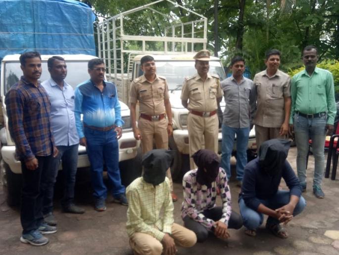 Sale of four wheelers stolen from Marathwada directly in Konkan | मराठवाड्यातून चोरलेल्या चारचाकी गाड्यांची थेट कोकणात विक्री Sale of four wheelers stolen from Marathwada directly in Konkan | मराठवाड्यातून चोरलेल्या चारचाकी गाड्यांची थेट कोकणात विक्री