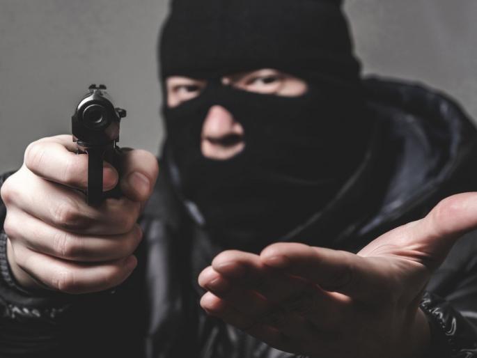 Four people covered their face and robbed a medicine seller | तोंड झाकून चार जण अन् औषधी विक्रेत्याला लुटले Four people covered their face and robbed a medicine seller | तोंड झाकून चार जण अन् औषधी विक्रेत्याला लुटले