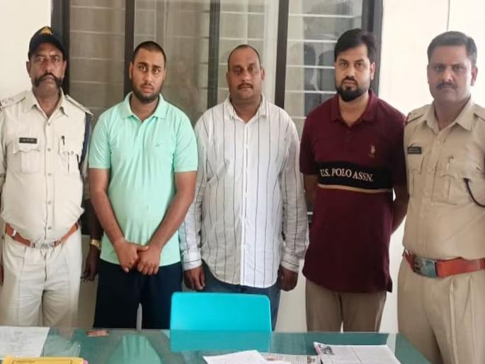 A phone call was made to the District Collector posing as the Chief Secretary, orders were given, three people including a father and son were arrested, a scandal broke out | जिल्हाधिकाऱ्यांना मुख्य सचिव बनून केला फोन, दिले असे आदेश, पिता-पुत्रासह तिघांना अटक, असं फुटलं बिंग A phone call was made to the District Collector posing as the Chief Secretary, orders were given, three people including a father and son were arrested, a scandal broke out | जिल्हाधिकाऱ्यांना मुख्य सचिव बनून केला फोन, दिले असे आदेश, पिता-पुत्रासह तिघांना अटक, असं फुटलं बिंग