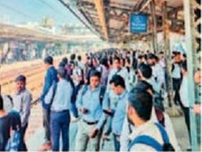 What were the security personnel doing when the attacker escaped? Passengers' question | हल्लेखोर निसटला तेव्हा सुरक्षा कर्मचारी कोणत्या कामात होते? प्रवाशांचा सवाल What were the security personnel doing when the attacker escaped? Passengers' question | हल्लेखोर निसटला तेव्हा सुरक्षा कर्मचारी कोणत्या कामात होते? प्रवाशांचा सवाल