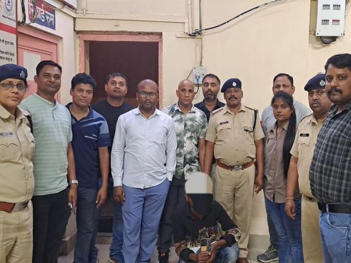 Nagpur: RPF shackled three people who were stealing in the train | Nagpur: रेल्वेत चोऱ्या करणाऱ्या तिघांना आरपीएफने ठोकल्या बेड्या Nagpur: RPF shackled three people who were stealing in the train | Nagpur: रेल्वेत चोऱ्या करणाऱ्या तिघांना आरपीएफने ठोकल्या बेड्या