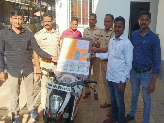 He stole from his friend's house, bought a bike, fridge, furniture from it, after which he was caught in the police net | मैत्रिणीच्या घरी चोरी केली, त्यातून दुचाकी, फ्रिज, फर्निचरची खरेदी केली, त्यानंतर पोलिसांच्या जाळ्यात सापडली He stole from his friend's house, bought a bike, fridge, furniture from it, after which he was caught in the police net | मैत्रिणीच्या घरी चोरी केली, त्यातून दुचाकी, फ्रिज, फर्निचरची खरेदी केली, त्यानंतर पोलिसांच्या जाळ्यात सापडली