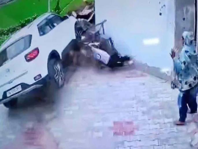 Property dispute escalates, younger brother rams car into elder brother's family, incident caught on CCTV camera | मालमत्तेवरून वाद विकोपाला, धाकट्या भावाने थोरल्या भावाच्या कुटुंबाच्या अंगावर घातली गाडी, घटना CCTV कॅमेऱ्यात कैद Property dispute escalates, younger brother rams car into elder brother's family, incident caught on CCTV camera | मालमत्तेवरून वाद विकोपाला, धाकट्या भावाने थोरल्या भावाच्या कुटुंबाच्या अंगावर घातली गाडी, घटना CCTV कॅमेऱ्यात कैद