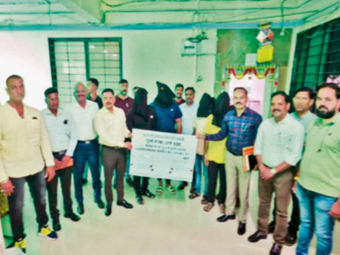 Four arrested for smuggling drugs from MP, Thane Crime Branch seizes valuables worth Rs 2.24 crore | एमपीतून ड्रग्जची तस्करी करणाऱ्या चौघांना अटक, ठाणे गुन्हे शाखेने जप्त केला दोन कोटी २४ लाखांचा मुद्देमाल Four arrested for smuggling drugs from MP, Thane Crime Branch seizes valuables worth Rs 2.24 crore | एमपीतून ड्रग्जची तस्करी करणाऱ्या चौघांना अटक, ठाणे गुन्हे शाखेने जप्त केला दोन कोटी २४ लाखांचा मुद्देमाल