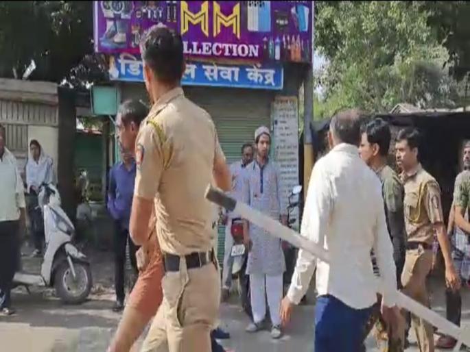 man jumped from the iron fence of the police station crime news buldhana police arrested | पोलीस स्टेशनच्या लोखंडी जाळीवरून उडी घेत त्याने ठोकली धूम man jumped from the iron fence of the police station crime news buldhana police arrested | पोलीस स्टेशनच्या लोखंडी जाळीवरून उडी घेत त्याने ठोकली धूम