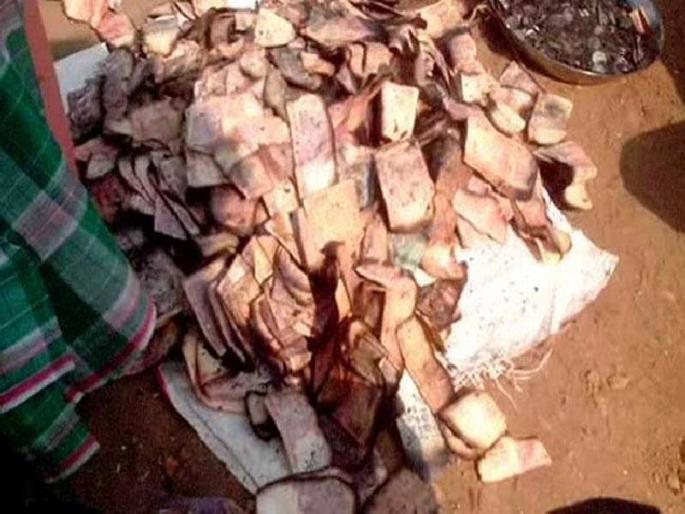 Girlfriend Denies To Marriage Lovers burnt 5 Lakh Rupees Notes | प्रेयसीचा लग्नाला नकार... अन् त्याने पाच लाखांच्या नोटा पेटवून दिल्या! Girlfriend Denies To Marriage Lovers burnt 5 Lakh Rupees Notes | प्रेयसीचा लग्नाला नकार... अन् त्याने पाच लाखांच्या नोटा पेटवून दिल्या!