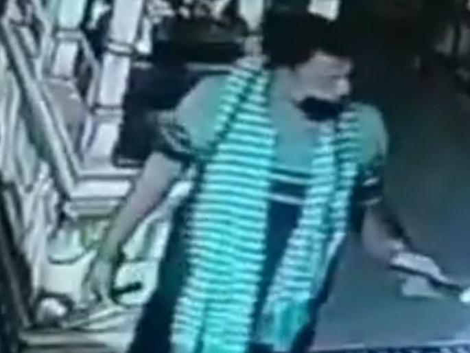Silver idols stolen from Jain temple in Nagpur, incident caught on CCTV, thrones, umbrellas and donation box worth Rs 2 lakh also looted | नागपुरात जैन मंदिरातून चांदीच्या मूर्तींची चोरी, घटना सीसीटीव्हीत कैद, सिंहासने, छत्री आणि दानपेटीतील २ लाख रुपयांची रक्कमदेखील लंपास Silver idols stolen from Jain temple in Nagpur, incident caught on CCTV, thrones, umbrellas and donation box worth Rs 2 lakh also looted | नागपुरात जैन मंदिरातून चांदीच्या मूर्तींची चोरी, घटना सीसीटीव्हीत कैद, सिंहासने, छत्री आणि दानपेटीतील २ लाख रुपयांची रक्कमदेखील लंपास